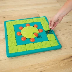 Nina Ottosson Multipuzzle Niveau 4 - udfordrende aktivitetslegetøj til hunde